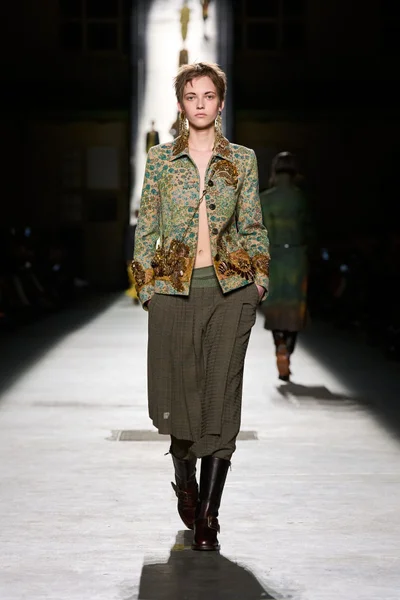 Look 16